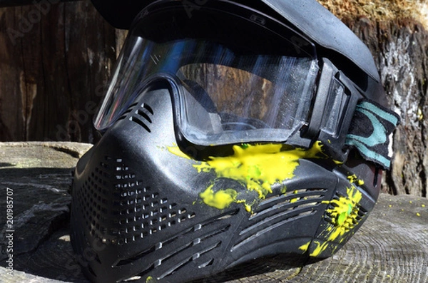 Obraz Gotcha Paintball Helm mit gelbem Fleck einer Farbkugel von Treffer