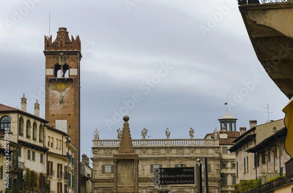 Fototapeta Palazzo Maffei and Gardello tower in background at Piazza delle Erbe (Market square)