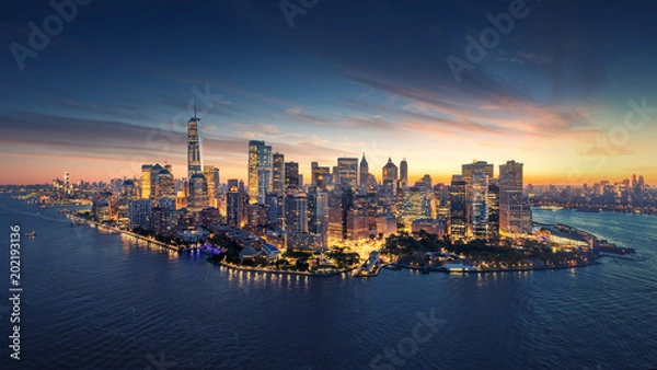 Obraz Panoramę Nowego Jorku o wschodzie słońca. Budynki biurowe / drapacze chmur na Manhattanie rano. Panoramiczne ujęcie Nowego Jorku.