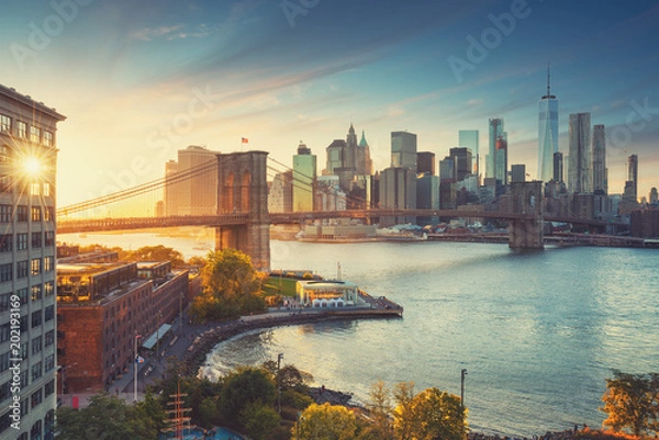 Obraz Nowy Jork Manhattan w stylu retro z Brooklyn Bridge i Brooklyn Bridge Park z przodu.