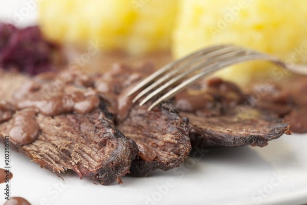 Fototapeta deutschen Sauerbraten mit Rotkohl auf einem Teller