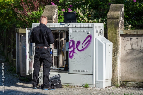 Obraz Technik przy skrzynce rozdzielczej