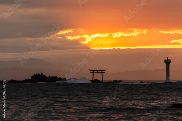 Fototapeta 神奈川県葉山町名島の鳥居と夕焼け
