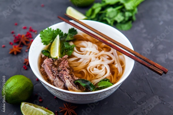 Fototapeta Wietnamska Zupa Pho Z Makaronem. Wołowina z Chili, Bazylia, Makaron Ryżowy, Pędy Fasoli z makaronem