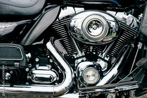 Obraz Zbliżenie na motocykl z dużą ilością chromowanych detali. Nowoczesny, mocny silnik szosowy o błyszczącej, refleksyjnej powierzchni z rurami wydechowymi. Przemysł samochodowy. Technologie pojazdów dwukołowych.