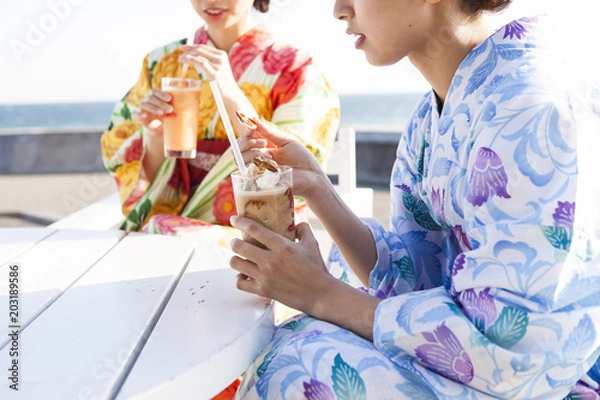 Fototapeta 浴衣の女性がチョコレートスムージーを飲んでいる