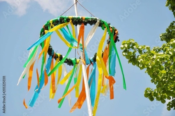 Obraz Ein Maibaum und Pfingstbaum mit bunten Bändern hübsch geschmückt 