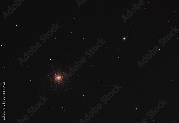 Obraz Gwiazdy tworzące gromadę kulistą Messiera 3 w konstelacji Psów Wenatici widzianych z Mannheim w Niemczech.