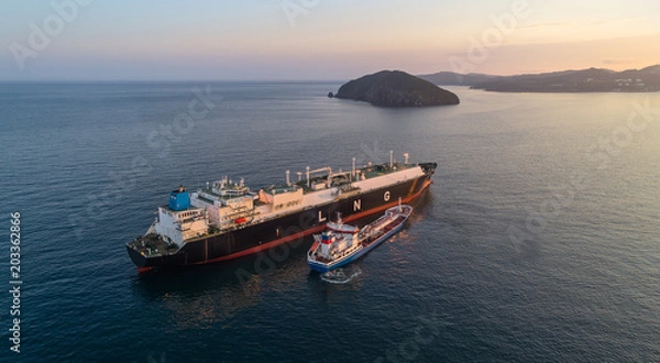 Fototapeta Cumowanie do tankowca LNG statku w celu zatankowania paliwa.