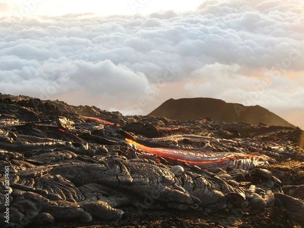 Obraz rivières de lave avec nuages en fond