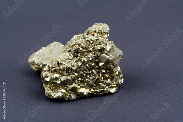 Fototapeta Pyrit Schwefelkies Katzengold vor schwarzen Hintergrund