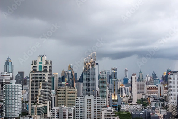 Fototapeta 雨が降る直前のビル郡　都会　遠くのそらの向こうは雨が降っている　夜　夜景　曇り　どんより　憂鬱　バンコク　東京　金融街