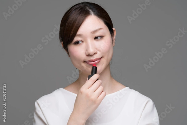Obraz 化粧をする女性、口紅、リップ