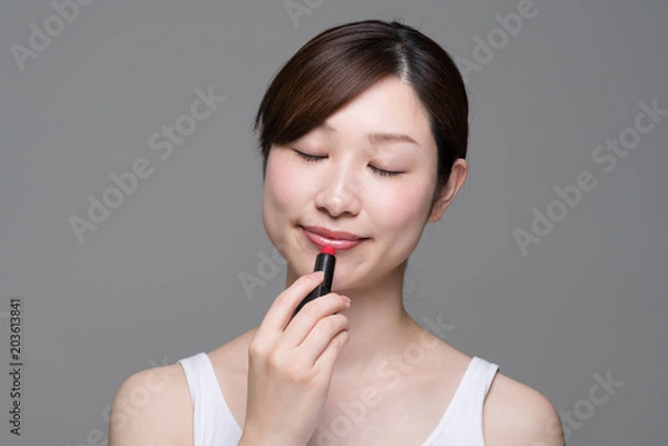 Obraz 化粧をする女性、口紅、リップ