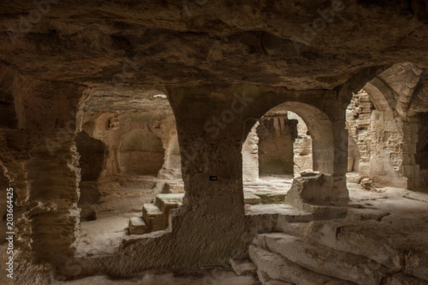 Fototapeta Höhlenkloster Saint-Roman bei Beaucaire