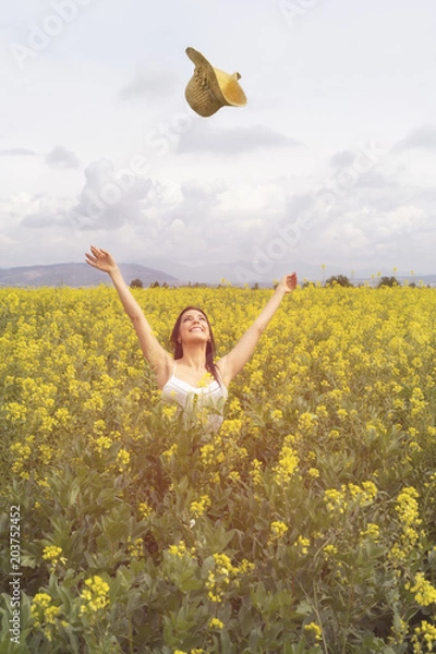 Obraz Mujer feliz en el campo de flores de jaramagos