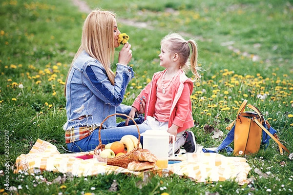 Obraz Enjoying picnic in the park