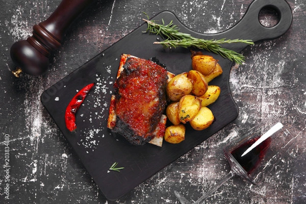 Fototapeta телячьи ребра гриль с картофелем,перцем и розмарином
