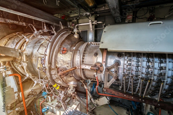 Obraz Silnik turbogazowy sprężarki gazu zasilającego umieszczony w obudowie ciśnieniowej. Silnik turbogazowy używany w centralnej platformie przetwarzania ropy naftowej i gazu na morzu