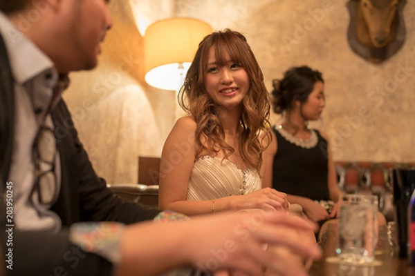 Fototapeta キャバクラ 接客イメージ