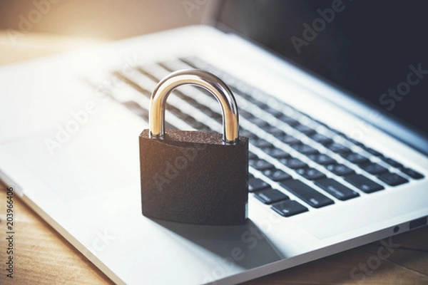 Fototapeta Zablokuj laptopa jako koncepcja ochrony komputera i bezpieczeństwa cybernetycznego. Prywatna ochrona danych przed złośliwym oprogramowaniem hakerów