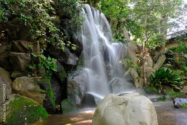 Obraz 都会でも見れる美しい滝