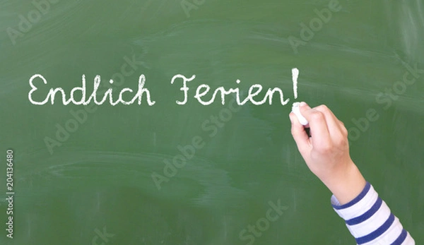 Obraz Kinderhand schreibt "Endlich Ferien!" an die Tafel