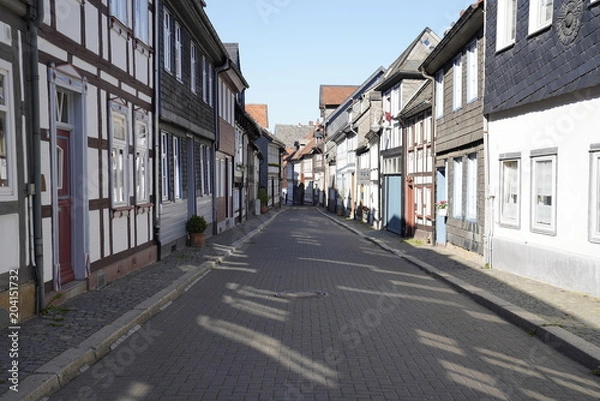 Fototapeta Tiny street with old nordic style houses in the town of Goslar, Germany in the Harz region.