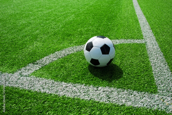 Fototapeta Fussball bei Eckfahne, Eckstoss, Freistoss, beim Eckball auf grünem Kunstrasen in der Sonne