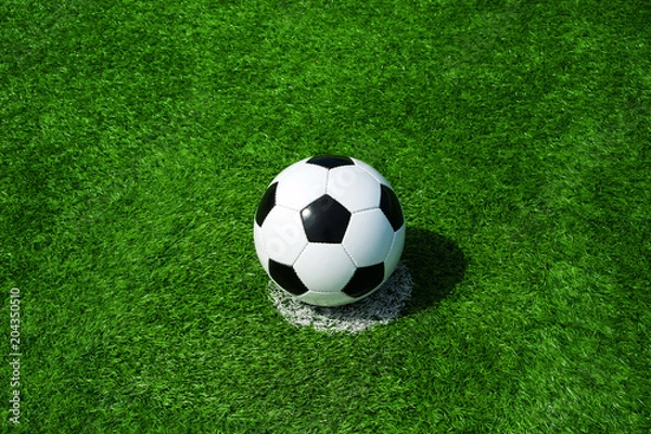 Fototapeta Fussball auf Elfmeterpunkt, grüner Kunstrasen in der Sonne im Sommer