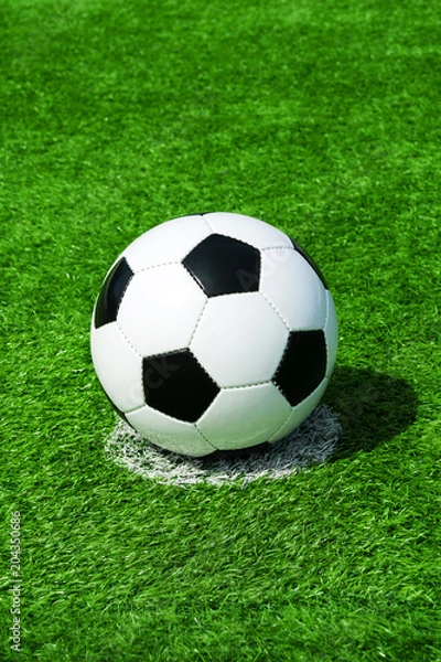 Fototapeta Fussball auf Elfmeterpunkt, grüner Kunstrasen in der Sonne im Sommer