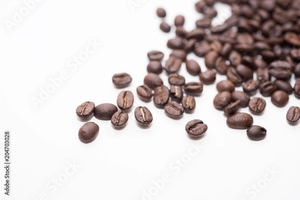Obraz Roasted coffee beans on white background