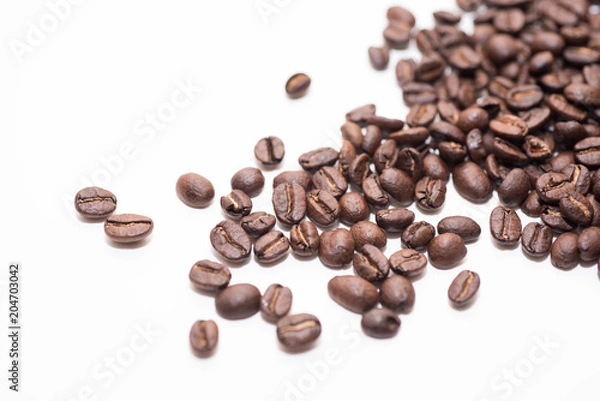 Obraz Roasted coffee beans on white background