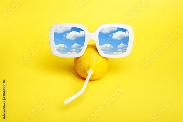 Obraz Minimal Mod lemon w okularach przeciwsłonecznych ze słomką na wakacjach.