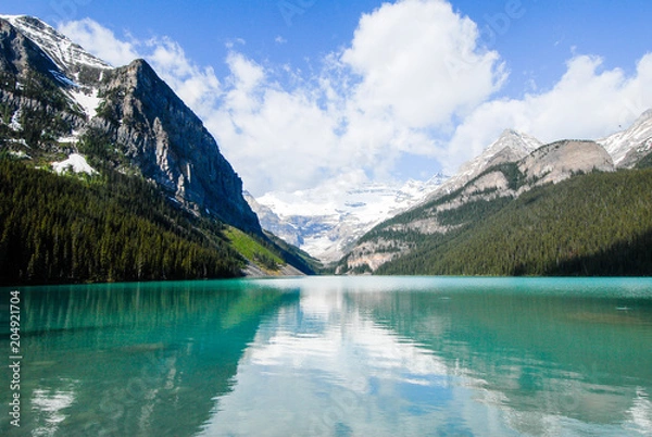 Fototapeta 春のカナディアン・ロッキー　バンフ国立公園　レイク・ルイーズ（カナダ）