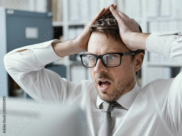 Obraz Panikujący biznesmen otrzymuje złe wieści