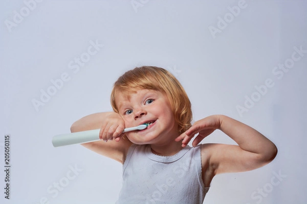 Obraz baby brushing her teeth