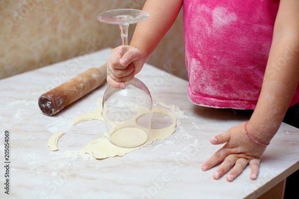 Obraz girl bakes cookies