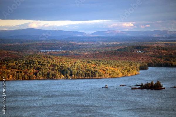 Obraz Mountains and Squam Lake in autumn