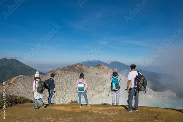 Fototapeta Group of tourists who are standing views on crater Kawah Ijen, Indonesia.