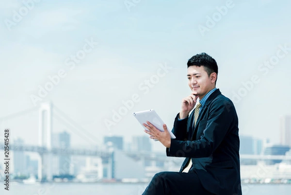 Obraz ビジネスイメージ・タブレットPCを持つ男性
