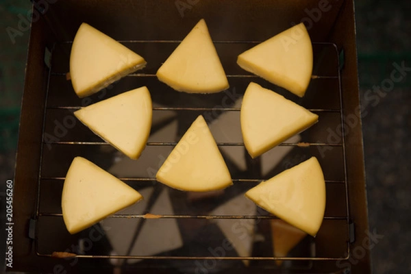 Fototapeta 燻製器の中で燻されたチーズ