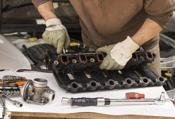Fototapeta Démontage d'une pièce défectueuse sur une pipe d'admission de véhicule diesel