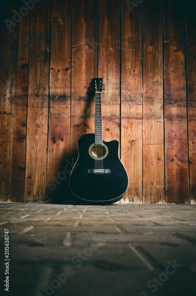 Fototapeta Gitara akustyczna na drewnianej teksturze z miejscem na tekst. Koncepcja muzyki i wypoczynku. Gitara na drewnianej ścianie.