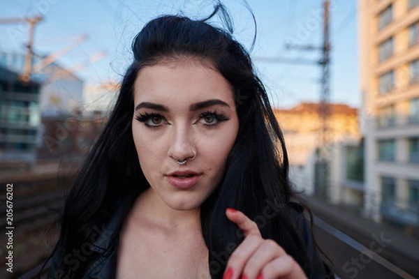 Fototapeta Junge Frau spaziert an einem Frühlingsabend durch die historische Mitte von Berlin XI