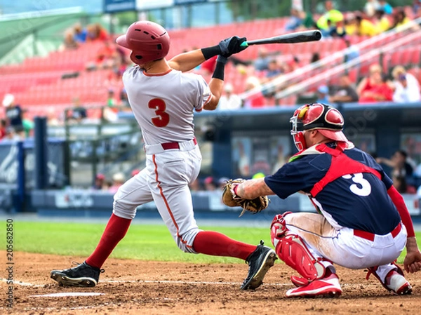 Obraz bejsbolista uderzający i przesuwający się