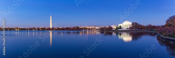 Obraz Jefferson Memorial i Washington Monument odbijały się na basenie pływowym wieczorem, Washington DC, USA. Obraz panoramiczny