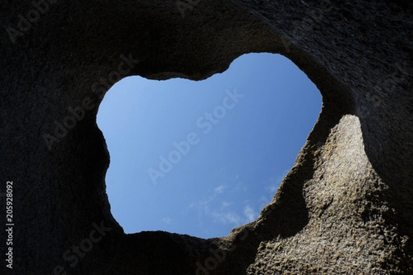 Fototapeta  sky through a hole in the rock