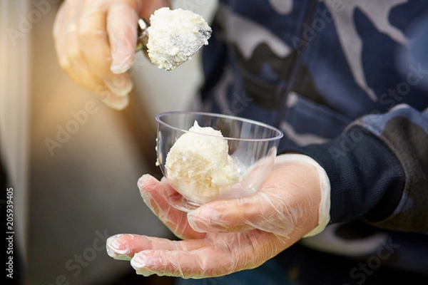 Obraz Putting ice cream