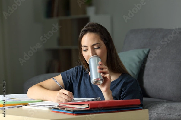 Obraz Student intensywnie pije napój energetyzujący